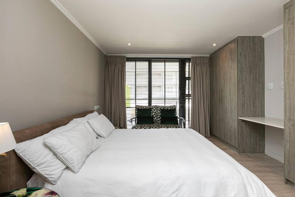 Stylish W/ Inverter 1km 2hyde Park Apartment Johannesburg